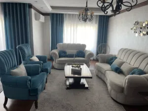 طقم صالون مع الطربيزات و طقم سفرة للبيع السعر قابل للتفاوض