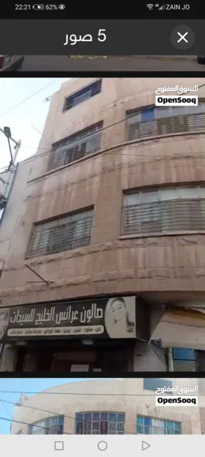 مخازن للايجار مفتوحات على بعض ثلاث ابوب تقع على شارعين منطقه حيويه تصلح لاي عمل تجاري في حي الحسين ا