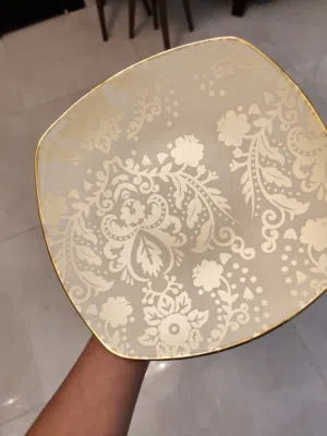 صحن بورسلان فرنسي فاخر وأصلي من ماركة ليموج(Limoges France)القطعة مزخرفة بنقوش مذهبة من الذهب عيار22