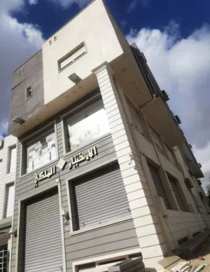 مبنى تجاري سكني في زناته  واجهتين على الطريق الرئيسي