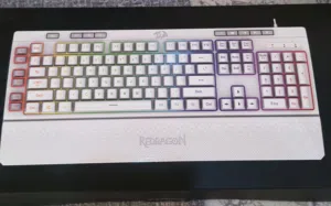 كيبورد Redragon Gaming RGB أبيض، بحالة ممتازة، إضاءة RGB، مسند يد مريح، جميع الأزرار تعمل بشكل طبيعي