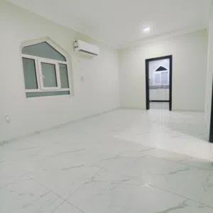 شقه ايجار شبه جديده في خليفه الجنوبيه داخل عماره للعائلات