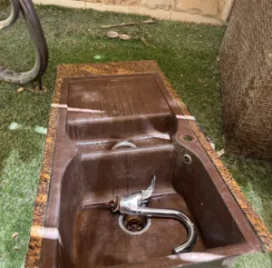 مجلى مطبخ جرانيت حوضين مع خلاط ماء وقاعدة رخام للبيع التواصل عبر الواتساب