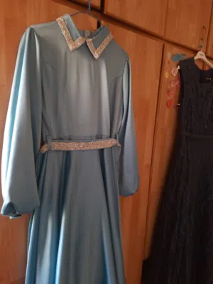 فستان ناعم باللون السماوي مع تفاصيل لامعة – مناسب للأعياد