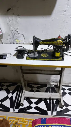 مكينه خياطه معه كامل ملحقاتها وه معه الميز الخاص بي