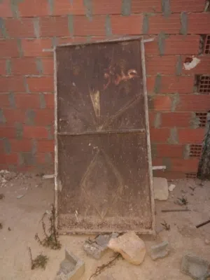 باب حديد مستعمل نظيف