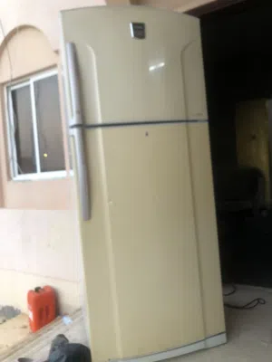 للبيع ثلاجه نظيفه وقويه وكبيره الجاد يتواصل