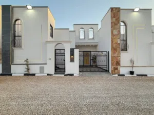 195 m2 4 Bedrooms Townhouse for Sale in Tripoli Ain Zara