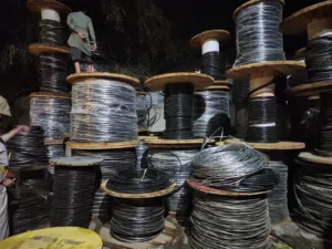 جميع انواع الكيبلات ومستلزمات التحكم الصناعي، قواطع ولوحات كهربائيه