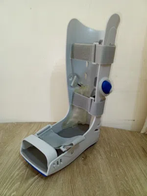 هذا المنتج هو حذاء طبي لتقويم العظامAir steps Walker من شركة DeRoyal. يوجد توصيل