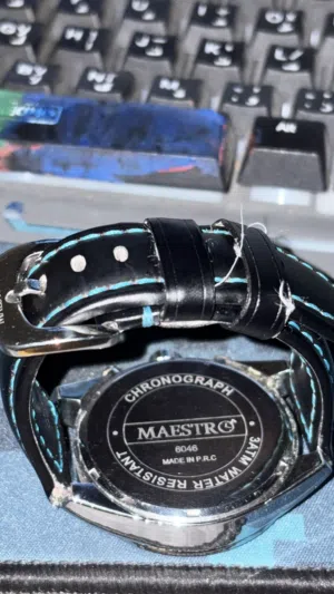 ساعة من نوع Maestro قيمتها السوقية حوالي 30 او 40 دينار و سعرها قابل للتفاوض