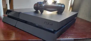 PS4 Fat Flashée + Manette Originale – Très Bon État – Fonctionne Parfaitement