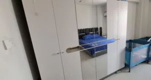 غرفة نوم أنيقة كاملة بحالة ممتازة من A&H مع ستائر جميلة بلون الغرفة full elegant bedroom