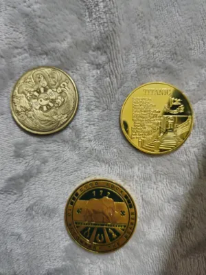 3 عملات تذكارية .