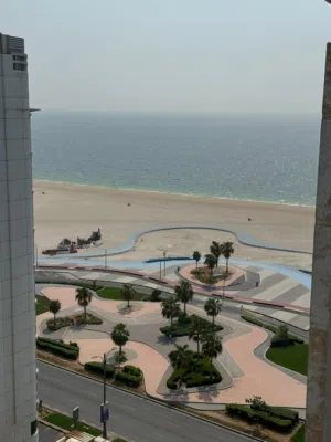 بناء-جديد-اول-ساكن-في-كورنيش-عجمان-مع-اطلالة-بحرية-وباركن-خاص-وغاز-مركزي-وشهر-فري