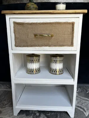 طاولة جانبية مجددة بتصميم ريفي