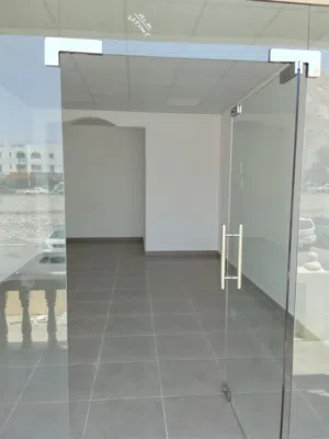 متاح ثلاث محلات للإيجار