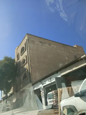 عقار تجاري للبيع على الرئيسي عرادة جامع المية الحلوة