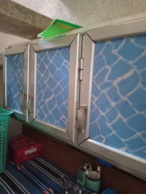 صيدلية المنيوم للبيع بحالة ممتازة