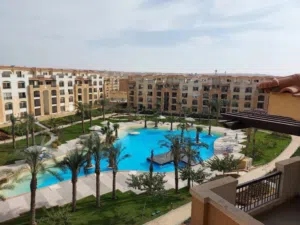 شقة للبيع استلام فورى فيو حمام سباحة في كمبوند ستون ريزيدنس