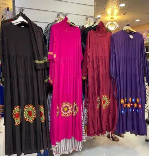 فساتين و تيشرتات