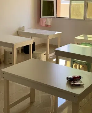 العرض قياس : 60 الطول قياس : 100 ارتفاع الطاوله من الارض للاعلى : 60 لا يوجد توصيل