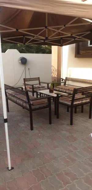 كراسي خاريجة مع الطاولة