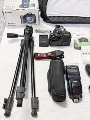 كاميرا كانون مع جميع ملحقاتها