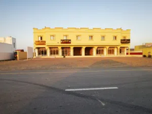 مبنى كامل  مع مساحة ممتازة