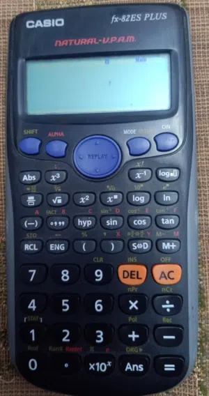 آله حاسبه كاسيو CASIO بحاله جيده جدا fx-82ES PLUS
