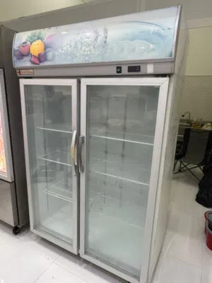 للبيع ثلاجة بابين زجاج  ممتازة بدون اعطال