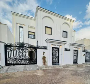215 m2 3 Bedrooms Townhouse for Sale in Tripoli Ain Zara