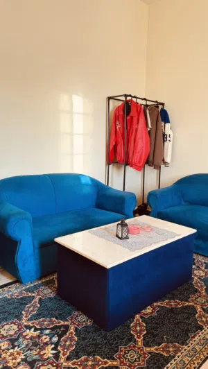 كنبات 2 مع فرشه و طاوله رخام Two sofas with floor mats and a marble table