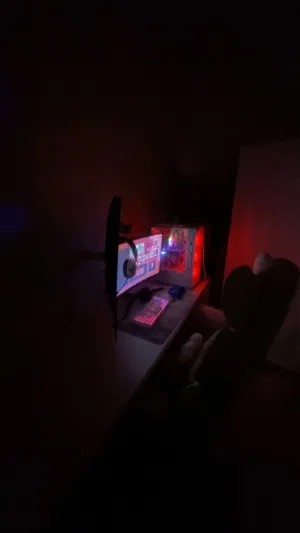 Pc كامل اغراض من طاوله و كرسي و شاشات و