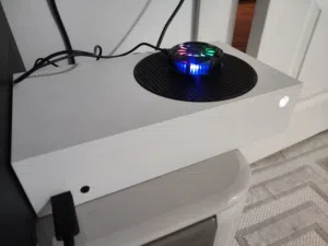 اكسبوكس سيريز اس انتاج 12/22  مع جويستكين اصليات ابيض واسود Xbox Series S