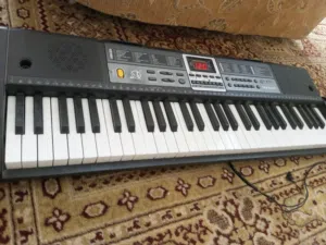 بيانو تعليمي للبيع شغال بحالة ممتازة للبيع بسعر 10