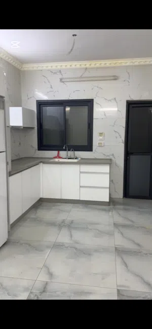 شقة طابق ثان135 ثلاث غرف وصالة وحمامين وبردنتين على الشارع مباشرة ملاصقة لمدرسة بنات السرفيس قريب