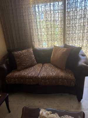 طقم كنب للبيع بحاجه لتنجيد الايدي فقط