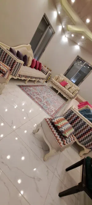 طقم كنب خشب زان ثقيل جدا الكنب بحالة الجديد مع السجادة