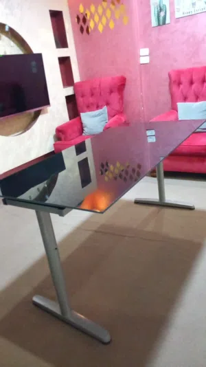 طاوله سفره زجاج سكريت لون اسود (ايكيا) وارجل حديد قياس 160*80 بحاله ممتازه للبيع