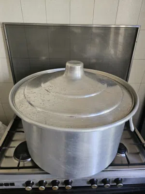 قدر طبخ لم يستخدم