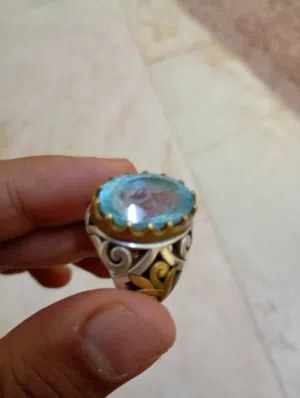 خاتم فضة فاخر مرصع بالتوباز الأزرق (منقوش بذكر “حسبي الله”)