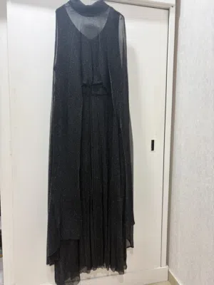 فستان سهره اسود لماعي - It is a long black evening dress with a shiny