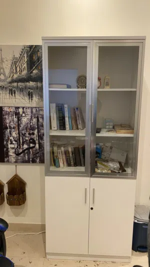 مكتبة غير مستهلكة وسبب البيع الانتقال من المكان