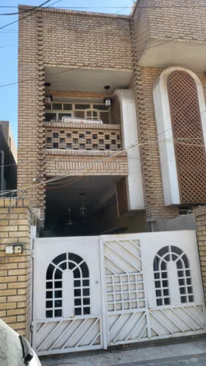 مجمع سكني تجاري قرب الشارع العام في الوزيريه
