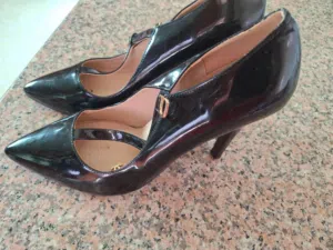 حذاء نسائي كعب عالي بتصميم أنيق (مستعمل بحالة ممتازة)  حذاء نسائي (Stilettos) رسمي وأنيق جداً، يتميز