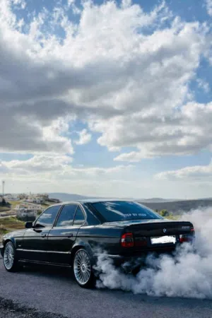 Bmw 520 95  معدله لون اسود ماتور 28 نازل 20