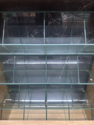 عده محمص وخانات زجاج لعرض الشوكولا