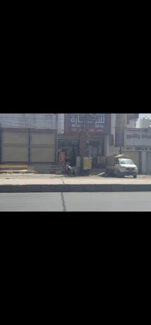 للإيجار محلات تجاريه هنجر فتحتان للإيجار في صنعاء على شارع عمران