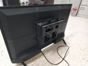 JVC LCD 32 WITH REMOTE AND WALL MOUNT BRACKET and stands